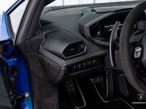 Used 2024 Lamborghini Huracan Sterrato image 36