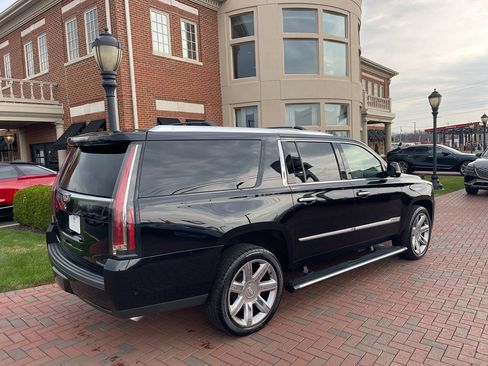 Used 2019 Cadillac Escalade ESV Premium Luxury image 9
