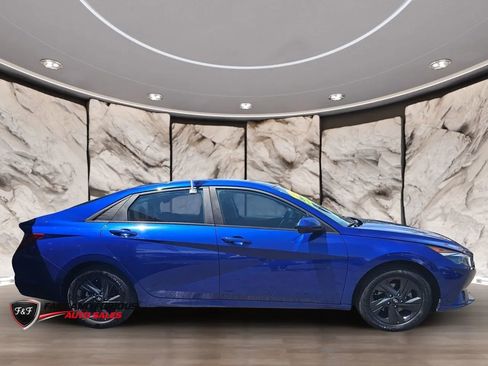 Used 2023 Hyundai Elantra SEL w/ Preferred Accessory Package FWD image 5