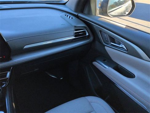 Used 2025 Chevrolet Traverse LT image 16