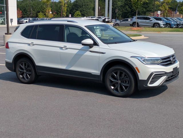 Used 2023 Volkswagen Tiguan SE AWD/4WD image 2