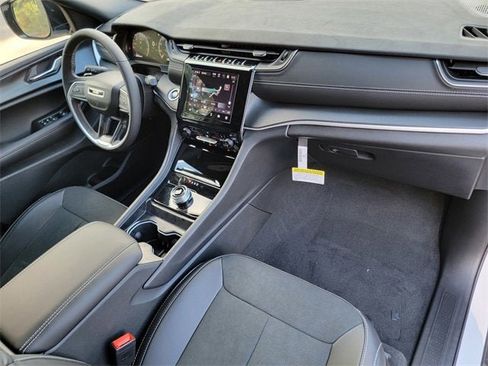 New 2025 Jeep Grand Cherokee Altitude image 24