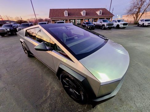 Used 2025 Tesla Cybertruck AWD Crew Cab image 18