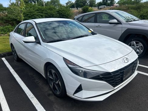 Used 2023 Hyundai Elantra SEL w/ Convenience Package FWD image 2