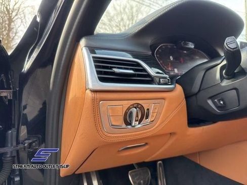 Used 2022 BMW 750Li xDrive AWD/4WD image 41
