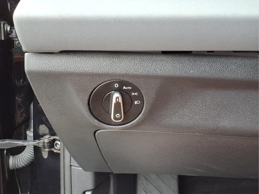 Used 2025 Volkswagen Jetta SE FWD image 14