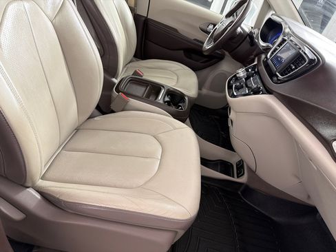 Used 2018 Chrysler Pacifica Touring-L FWD image 23