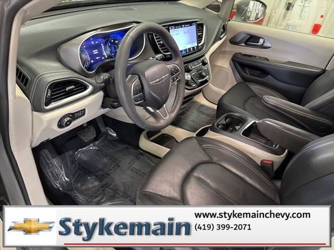 Used 2022 Chrysler Pacifica Touring-L image 35