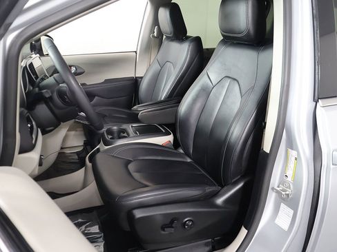 Used 2024 Chrysler Pacifica Touring-L image 28