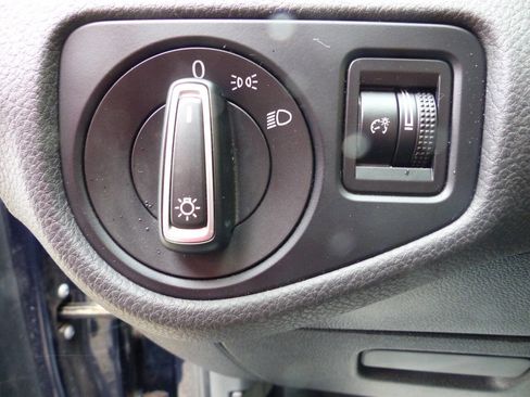 Used 2016 Volkswagen Golf SE image 25