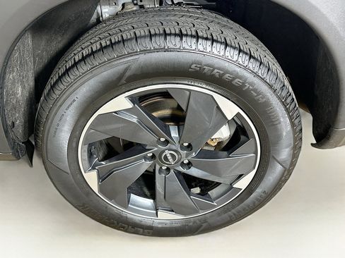 Used 2025 Nissan Rogue SV image 11