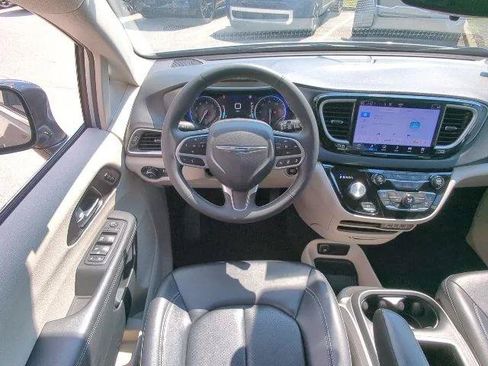 Certified 2024 Chrysler Pacifica Touring-L FWD image 18