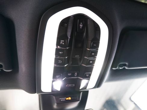 Certified 2026 Porsche Macan AWD/4WD image 28