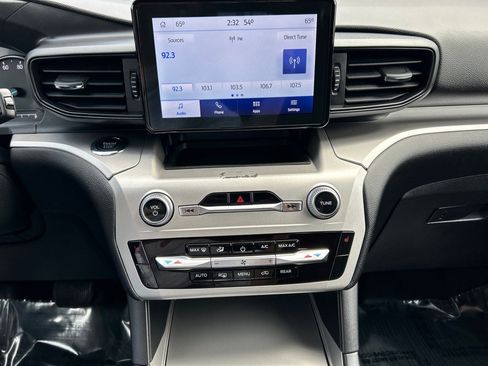 Used 2022 Ford Explorer XLT image 29