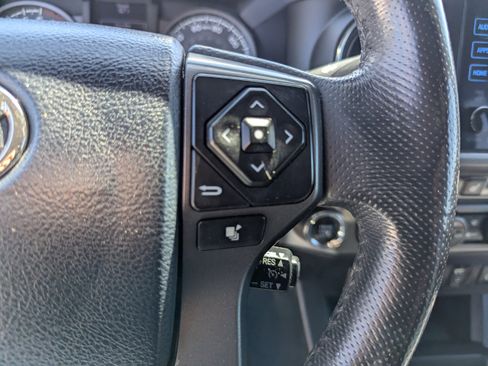 Used 2017 Toyota Tacoma TRD Off-Road w/ Premium & Technology Package AWD/4WD image 17