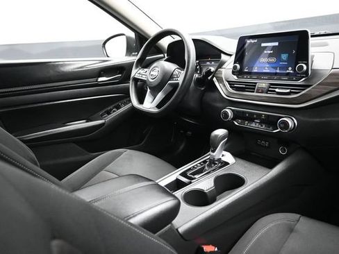 Used 2025 Nissan Altima 2.5 SV FWD image 13