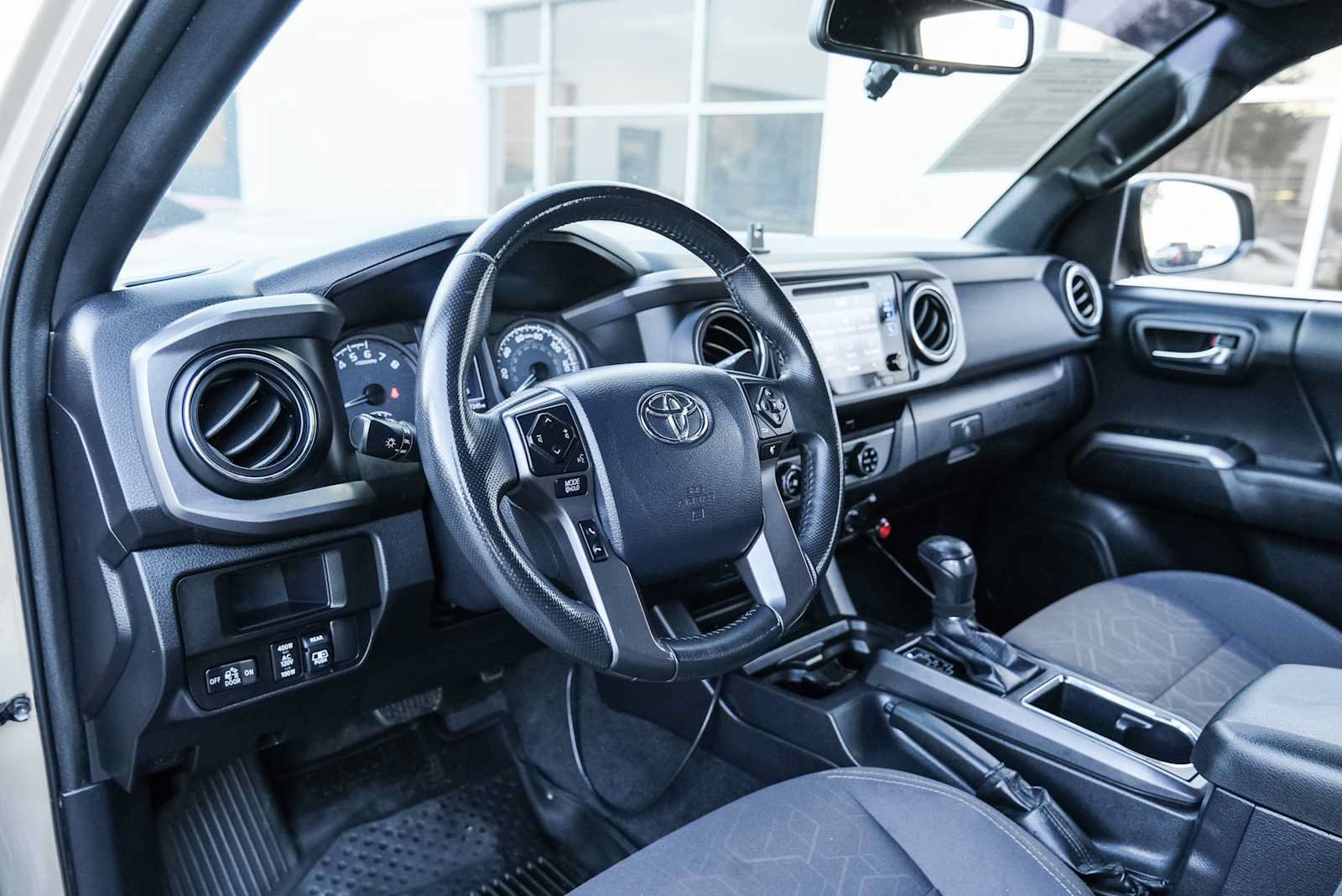 Used 2017 Toyota Tacoma TRD Sport w/ Tow Package (A/T) AWD/4WD image 24