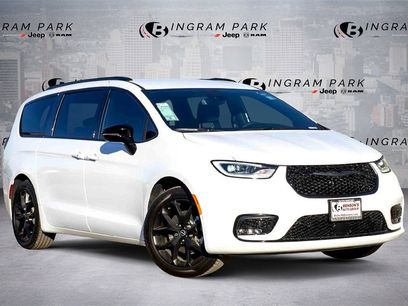 New 2026 Chrysler Pacifica Select w/ S Appearance Package
