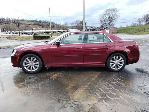 Used 2019 Chrysler 300 Touring L w/ Quick Order Package 22F image 2