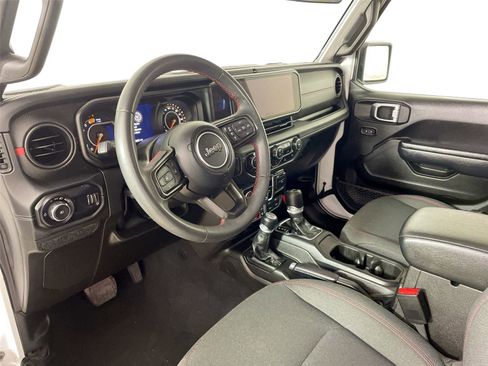 Used 2024 Jeep Wrangler Unlimited Rubicon AWD/4WD image 9