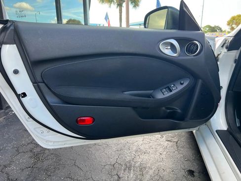 Used 2017 Nissan 370Z Coupe RWD image 11