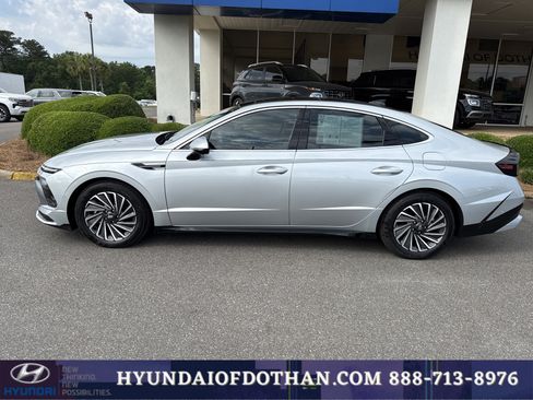 Certified 2025 Hyundai Sonata Limited FWD image 2