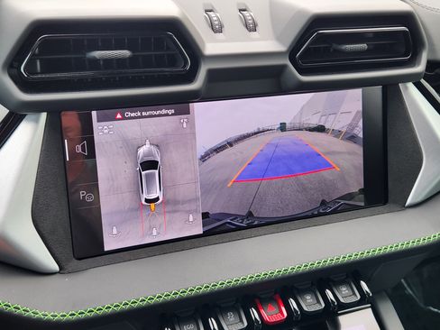 Used 2025 Lamborghini Urus SE image 16