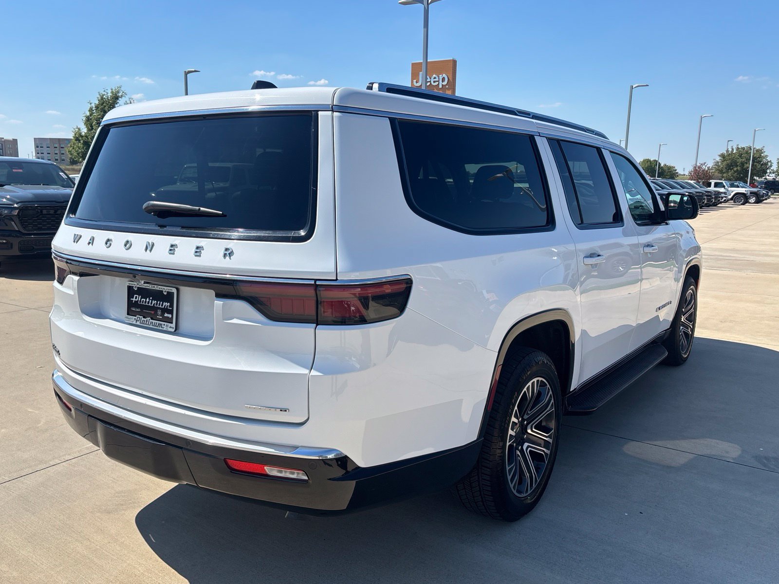 Used 2024 Jeep Wagoneer L Series II w/ Flexible Seating Group AWD/4WD image 5