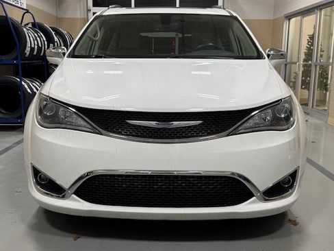 Used 2020 Chrysler Pacifica Limited image 3