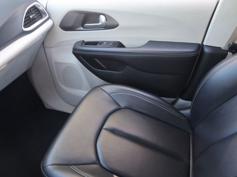 Used 2024 Chrysler Pacifica Touring-L FWD image 11