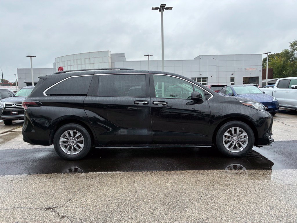 Used 2023 Toyota Sienna XLE FWD image 4