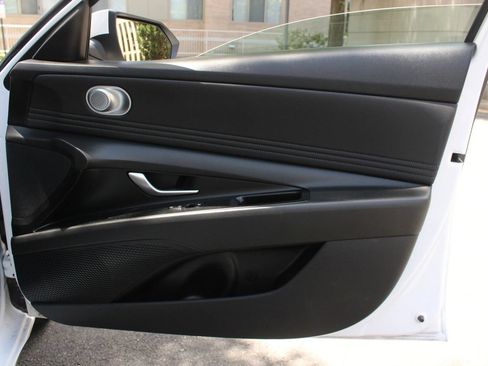 Used 2025 Hyundai Elantra SEL FWD image 29