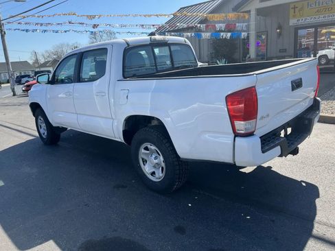 Used 2016 Toyota Tacoma SR w/ Towing Package image 7