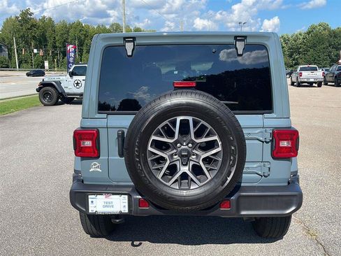 Used 2024 Jeep Wrangler Unlimited Sahara AWD/4WD image 4