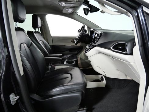 Used 2017 Chrysler Pacifica Touring-L w/ Tire & Wheel Group image 11