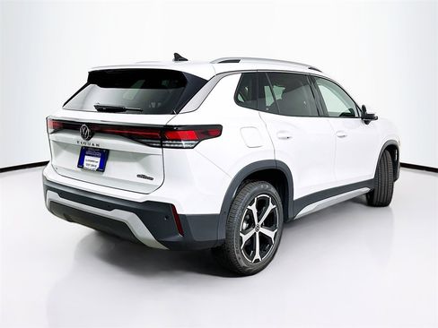 Used 2025 Volkswagen Tiguan SE image 7