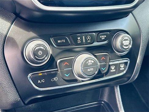 Used 2019 Jeep Cherokee Limited image 15