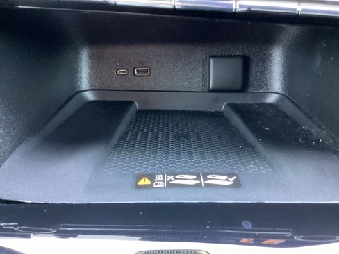 Used 2025 Chevrolet Traverse RS FWD image 27