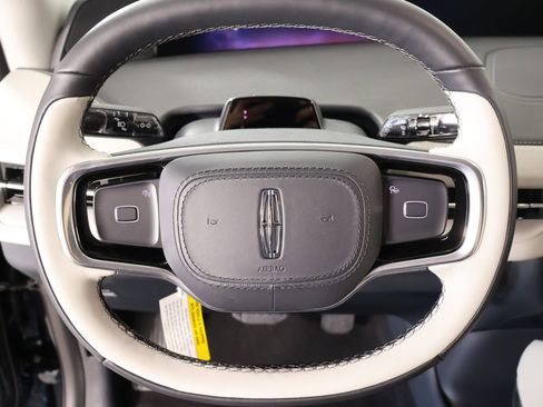 New 2026 Lincoln Navigator Premiere AWD/4WD image 3