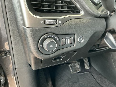 Used 2019 Jeep Cherokee Latitude Plus w/ Comfort/Convenience Group image 26