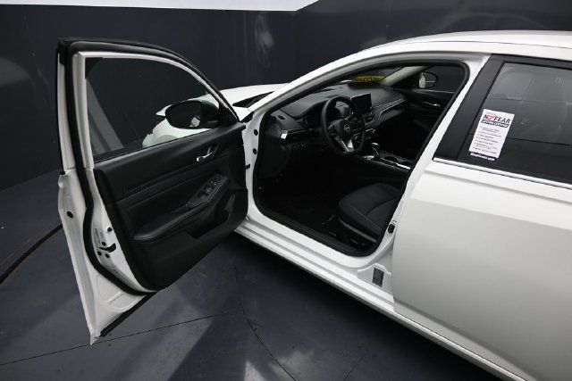 Used 2025 Nissan Altima 2.5 SV FWD image 11