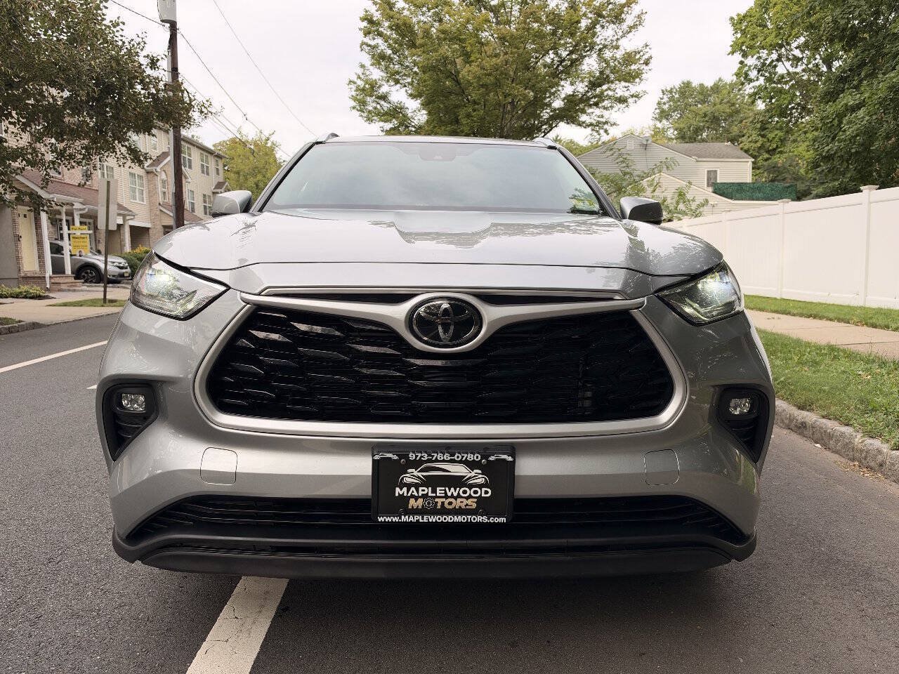 Used 2021 Toyota Highlander XLE AWD/4WD image 3