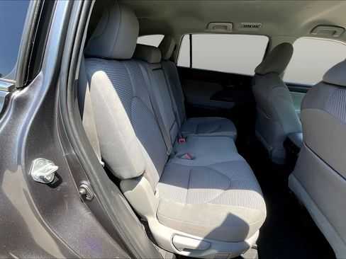 Used 2023 Toyota Highlander LE FWD image 20