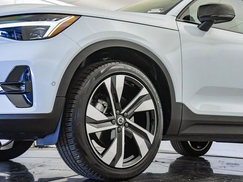 Certified 2025 Volvo XC40 B5 Plus w/ Climate Package image 10