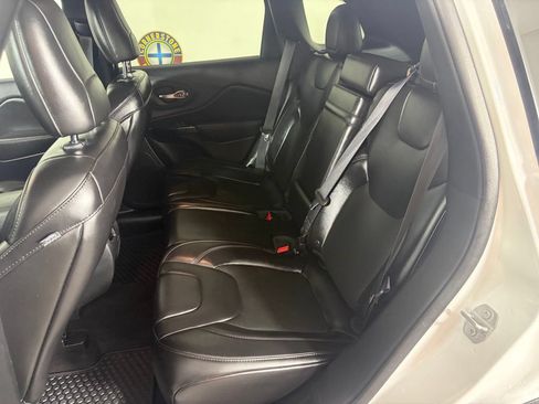 Used 2019 Jeep Cherokee Latitude Plus AWD/4WD image 16