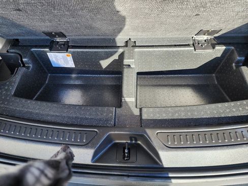 Used 2023 GMC Acadia SLE image 10