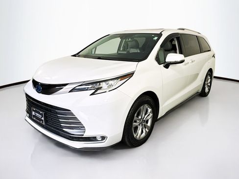 Used 2022 Toyota Sienna Limited AWD/4WD image 3