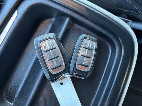 Used 2020 Chrysler Pacifica Touring-L image 32