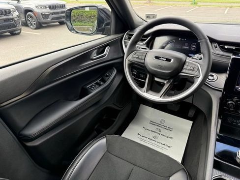 New 2025 Jeep Grand Cherokee Altitude AWD/4WD image 33