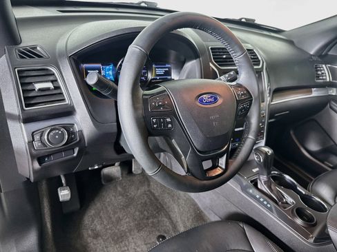 Used 2018 Ford Explorer Limited w/ Equipment Group 301A FWD image 8